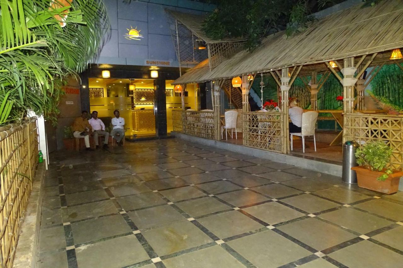 Sunshine Backpackers, Airport Vandrarhem Mumbai Exteriör bild